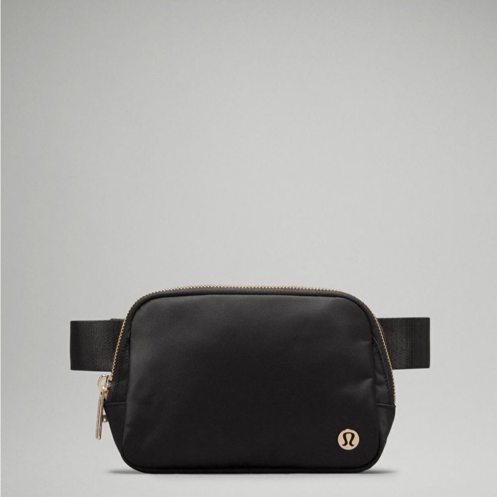 EUC Lululemon Everywhere Belt Bag in Black & Gold Metal Hardware Extended Strap